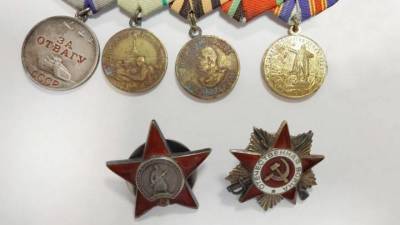 Москвич пытался продать медали и ордена в центре столицы