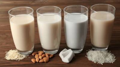 Миндальное, кокосовое и рисовое: в Украине постепенно отказываются от традиционного молока
