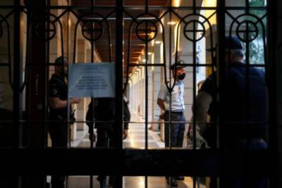 На церковном суде в Греции священник облил кислотой семерых митрополитов