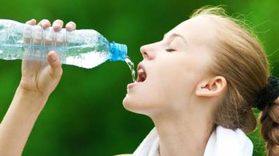Чем может быть опасна вода в жару? — комментарий диетолога