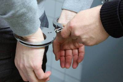 Увели в наручниках: в Новгороде вынесли приговор экс-полицейским, до смерти забивших человека