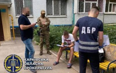 В Харькове полицейские делали "закладки" и вымогали взятки у наркозависимых