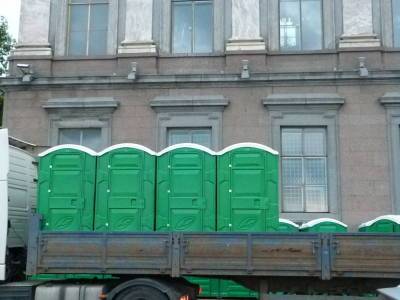 Сотни туалетов появятся в центре Петербурга к «Алым парусам»