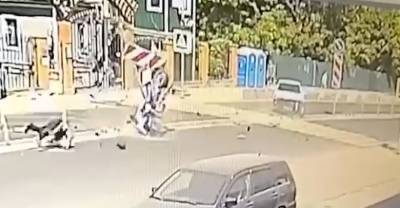 Полицейский на мотоцикле протаранил столб и отлетел на несколько метров от удара легковушки