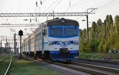 Бросали камни в поезд: в Запорожье сильно пострадал машинист