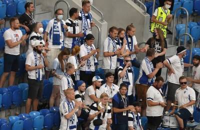 Власти Финляндии заявили о вспышке COVID-19 после возвращения фанатов с Евро-2020