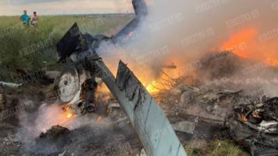 Дым и языки пламени: Видео с места крушения вертолета Росгвардии в Ленобласти