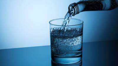 Россиянам рассказали почему опасно пить много воды в жару