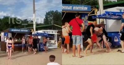 Не поделили лежаки: отдыхающие в Бердянске устроили потасовку на пляже