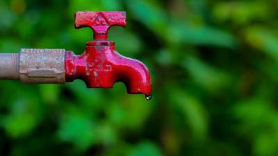 В разгар жарких дней в Агалатовском поселении воду начали отключать из-за дефицита