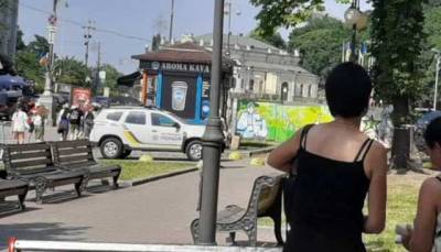 В Киеве на Крещатике мужчина выпал из окна и погиб на месте