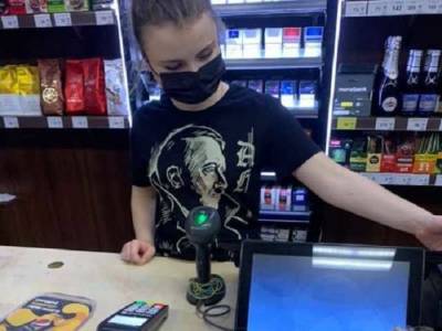 «Еще бы Путина надела»: в Запорожье продавщицу заметили в футболке с Гитлером