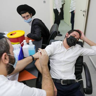 Израиль возвращает правило ношения масок в помещении