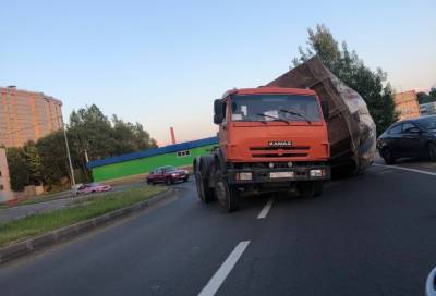 Мусоровоз «обронил» кузов с отходами в Петербурге