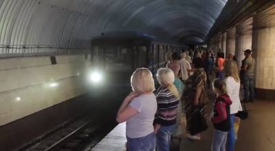 Очереди длинною в "километр": в киевском метрополитене произошел массовый сбой системы оплаты