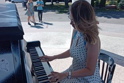 Жительница Петрозаводска сыграла на открытом пианино в ротонде
