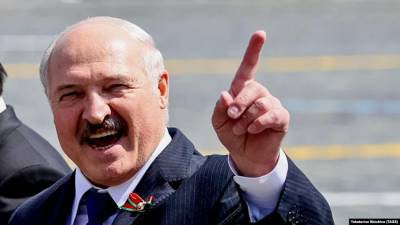 Лукашенко готов ударить по западным санкциям военным положением