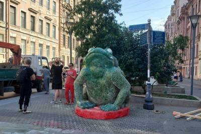 В центре Петербурга установили «Жабу любви»