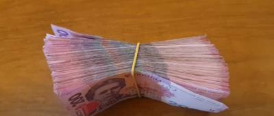 Украинцы начали забирать деньги из банков