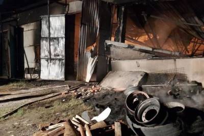 В Новосибирске ликвидирован крупный пожар на складе с техникой и горючими материалами