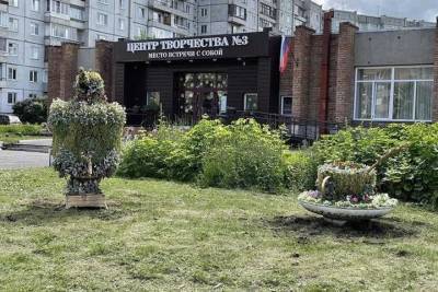 Клумбы в виде самовара и чайной пары появились в Красноярске