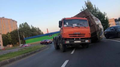 КАМАЗ сбросил кузов в Санкт-Петербурге