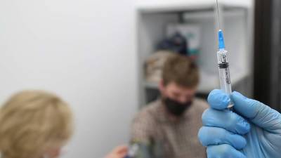 Эксперт рассказал о нюансах вакцинации от COVID-19 людей с антителами