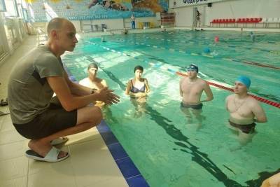 Костромских тренеров по плаванию учили спасать утопающих