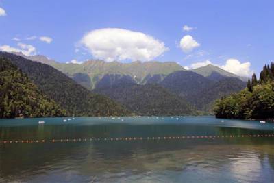 Россиянка посетила популярное озеро в Абхазии и назвала его болотом