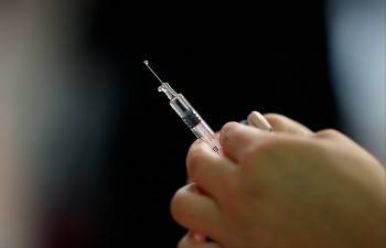 В России стартует испытание антиковидной вакцины на детях