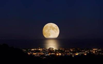Что происходит с Луной: ночное светило приближается или удаляется от Земли