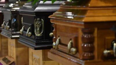 Пять раз похоронили: в Британии мужчина болел COVID-19 почти год