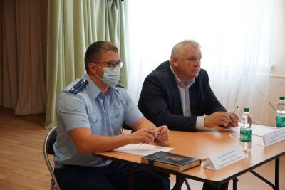 На вопросы жителей Синегорска ответили вице-мэр и зампрокурора