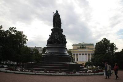В Петербурге открыли сады и скверы после несостоявшегося шторма