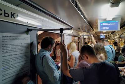 В Киеве в час пик остановилось движение поездов на "синей" ветке метро. На рельсы упал человек
