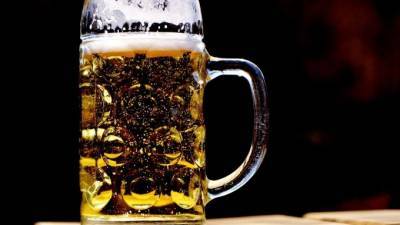 Россиянам посоветовали не пить пиво в жару