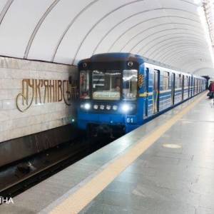 В Киеве мужчина попал под поезд метро: движение на «синей» ветке остановлено