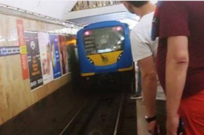 ЧП в метро Киева, движение поездов остановлено: первые подробности