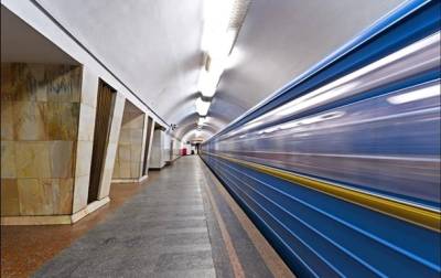 В Киеве приостановили синюю ветку метро: под поезд попал человек