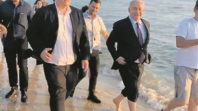 Зачем Нетаниягу сфотографировался с голыми ногами на берегу моря