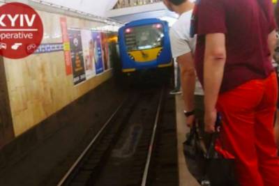 На станции метро "Майдан Незалежности" человек упал на пути - движение поездов ограничивали