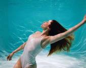 Наталья Денисенко попозировала в роскошной подводной фотосессии