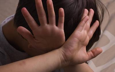 В Оренбурге за истязание двух маленьких детей задержали их 21-летнюю мать