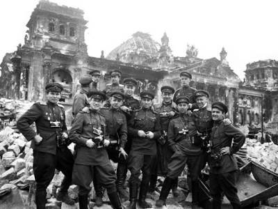 Как красноармейцы праздновали победу в Берлине после штурма Рейхстаге