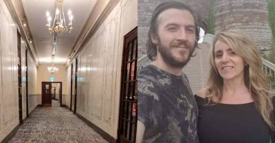 Пара вела трансляцию из отеля, когда зрители вдруг заметили в коридоре жутких близнецов из "Сияния"