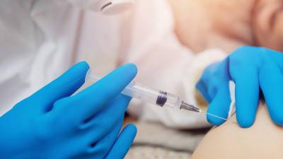 В поликлиниках Москвы открыли 19 дополнительных центров вакцинации от COVID-19