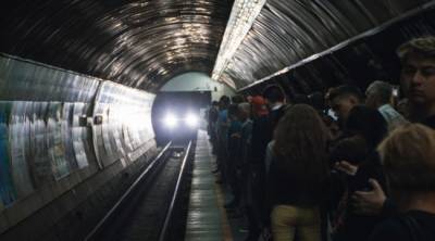 В Киеве остановилось метро из-за падения человека на колею