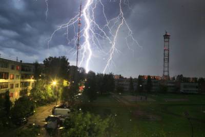Псковские энергетики работали всю ночь, чтобы устранить последствия мощной грозы
