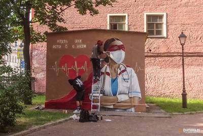 В Петербурге закрасили граффити с врачом, созданное ко Дню медицинского работника