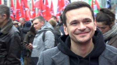 Илью Яшина сняли с выборов в Мосгордуму за поддержку Навального
